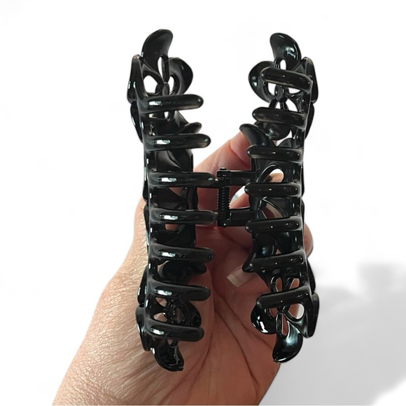 XL Set of 2 Claw clips with floral design in black and brown tortoise. NWOT - Picture 6 of 7